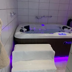 Avec Jacuzzi Hammam Sauna Privatisé Au Rez De Chaussée Ds Maison à à 2 Kilomètres Du Du Bourget En Savoie Entre Chambéry Et Aix Les Bains Cure Thermale Appartement